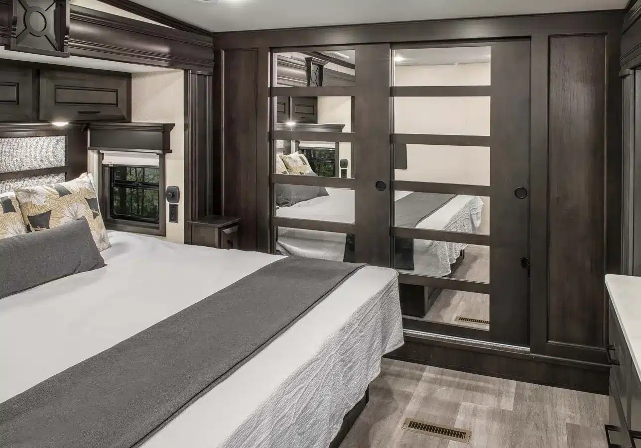 Schlafzimmer mit großem Kingsize-Bett und Spiegelschrank im DRV Suites MX450 Toyhauler