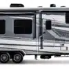 DRV Suites MX450 Toyhauler der Full-House-Serie von außen mit ausgefahrenen Slideouts und drei Achsen.