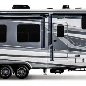 DRV Suites MX450 Toyhauler der Full-House-Serie von außen mit ausgefahrenen Slideouts und drei Achsen.