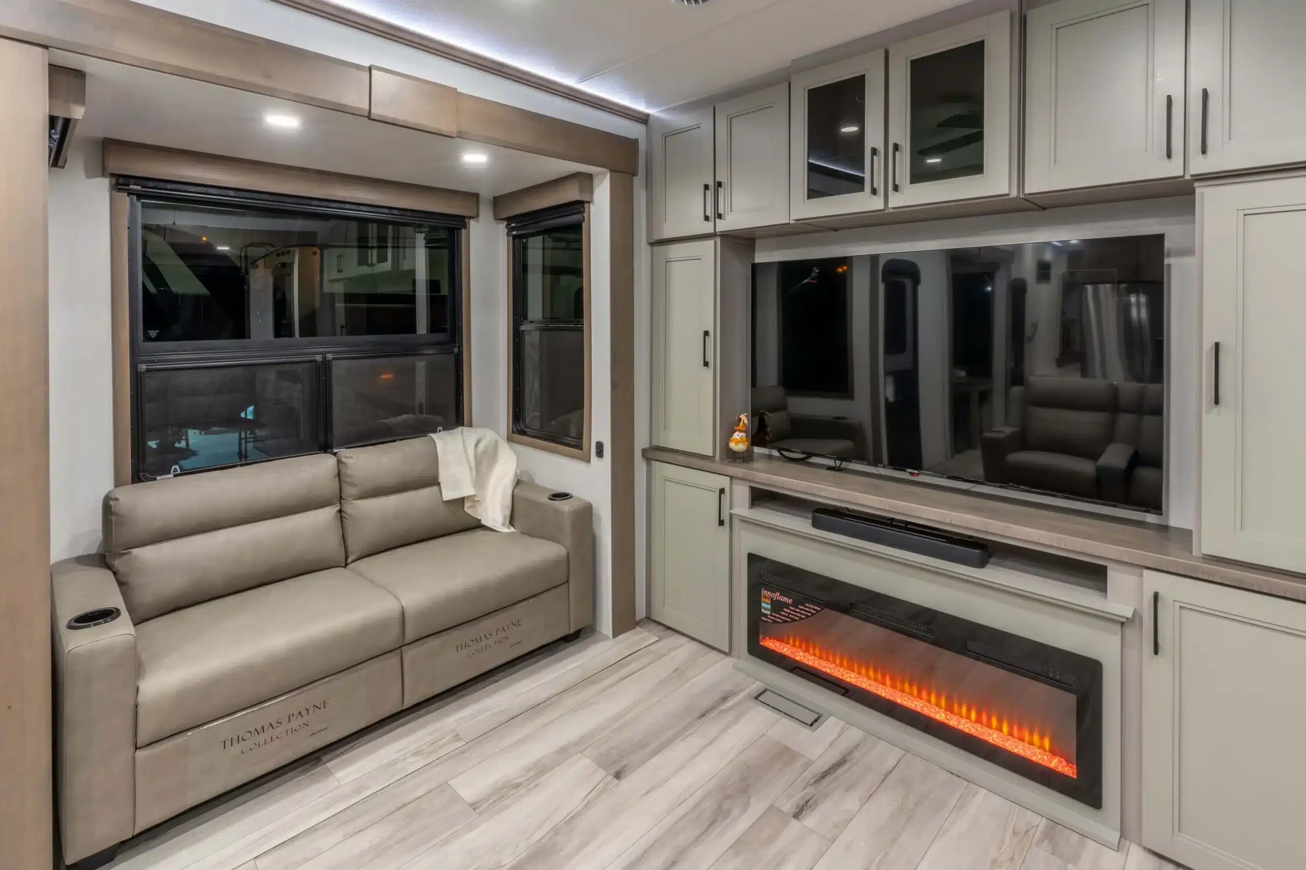Innenraum des Durango Gold Luxury Fifth Wheel mit Sofa, Kamin und Fernseher.
