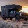 EarthRoamer LTx Expeditionsfahrzeug auf Ford F-550 Basis im Gelände bei Sonnenuntergang
