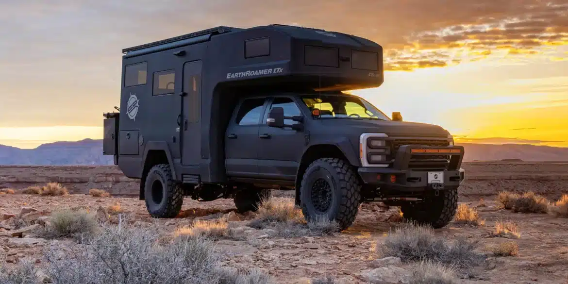 EarthRoamer LTx Expeditionsfahrzeug auf Ford F-550 Basis im Gelände bei Sonnenuntergang