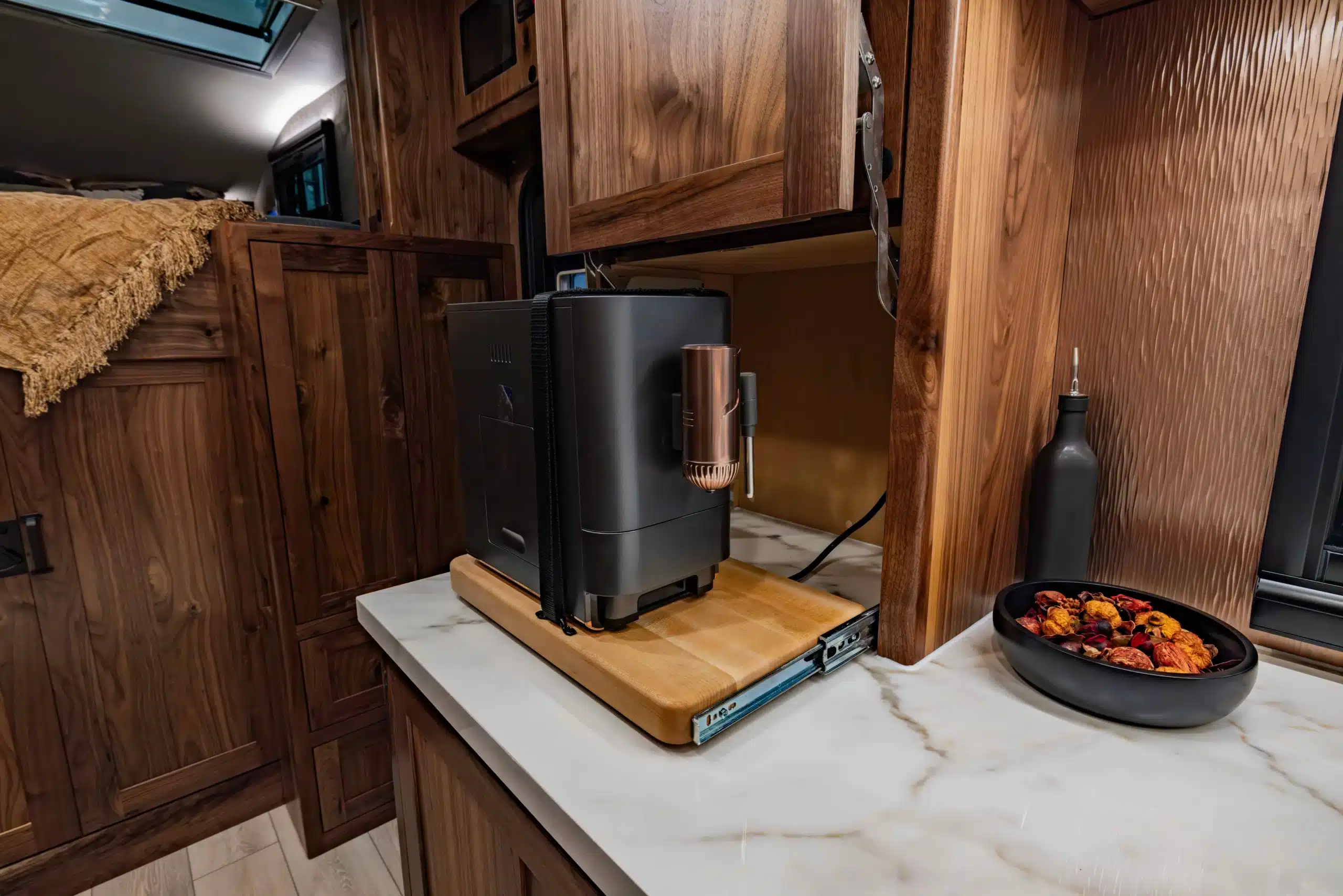 Küchenzeile mit Kaffeemaschine und Holzdekor im EarthRoamer SX Explore