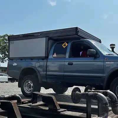 Pick-up mit FLEXS Ladeflächen-System und geschlossenem Canopy auf Ladefläche, Seitenansicht.