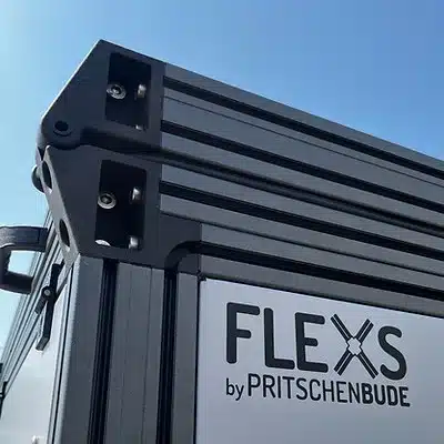 FLEXS Ladeflächen-System von PRITSCHENBUDE an einer Pick-up-Pritsche, Detailaufnahme der Aluminiumprofile und Eckverbinder