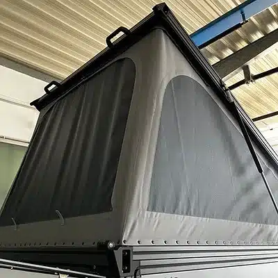 Pop-up-Zelt des FLEXS-Systems auf einer Pick-up-Pritsche, Detailansicht des geöffneten Dachzelts.
