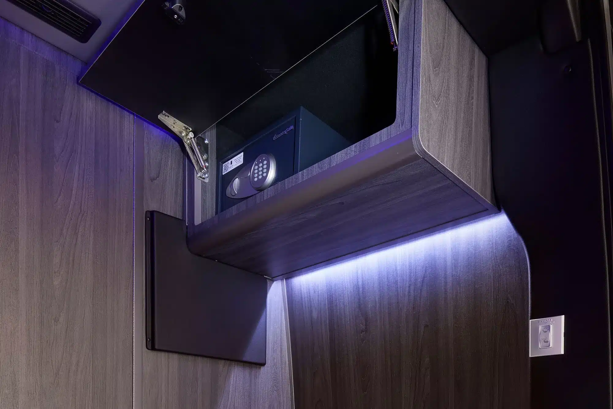 Sicherer Safe in einem Staufach im luxuriösen Innenraum des Grech LUSSO Lounge Reisemobils