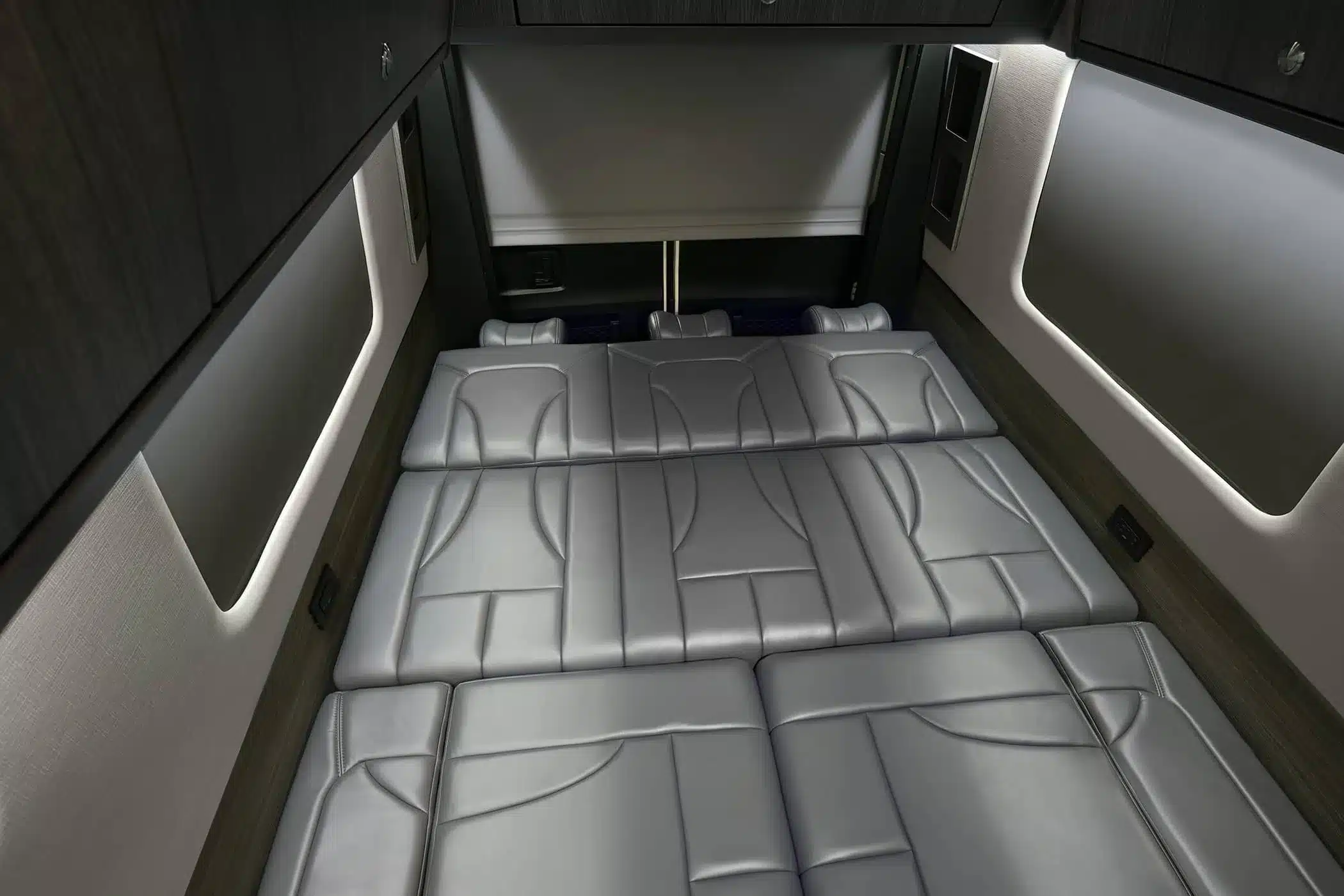 Luxuriöses Sofa-Bett im Grech RV Strada-ion Campervan, Innenansicht mit LED-Ambientebeleuchtung