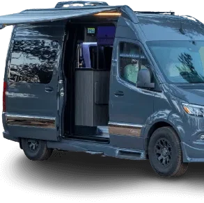 Grech Turismo-ion AWD 2026 Campervan mit geöffneter Markise und seitlicher Tür, aufgenommen im Freien.