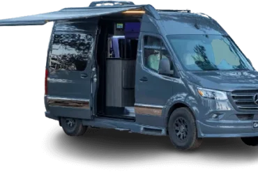 Grech Turismo-ion AWD 2026 Campervan mit geöffneter Markise und seitlicher Tür, aufgenommen im Freien.