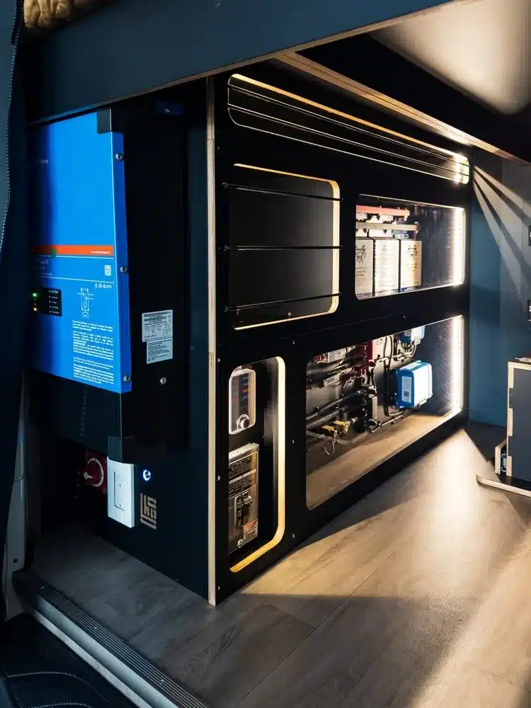 Blick auf das Elektrikmodul mit Victron-Komponenten und Versorgungsanlage im Kastenwagen-Camper Hive Hideaway