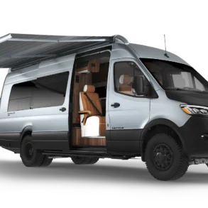 Airstream Interstate 24GLX Kastenwagen auf Mercedes-Benz Sprinter-Basis mit geöffneter Schiebetür und ausgefahrener Markise