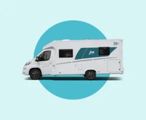 Joa Camp Teilintegrierte 70Q auf weiß-blauem Hintergrund, Seitenansicht des Wohnmobils