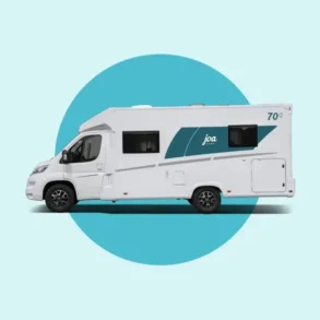 Joa Camp Teilintegrierte 70Q auf weiß-blauem Hintergrund, Seitenansicht des Wohnmobils
