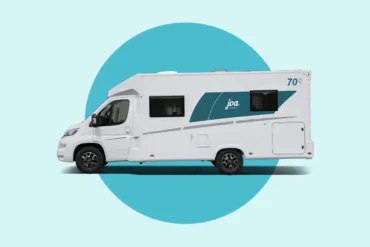 Joa Camp Teilintegrierte 70Q auf weiß-blauem Hintergrund, Seitenansicht des Wohnmobils