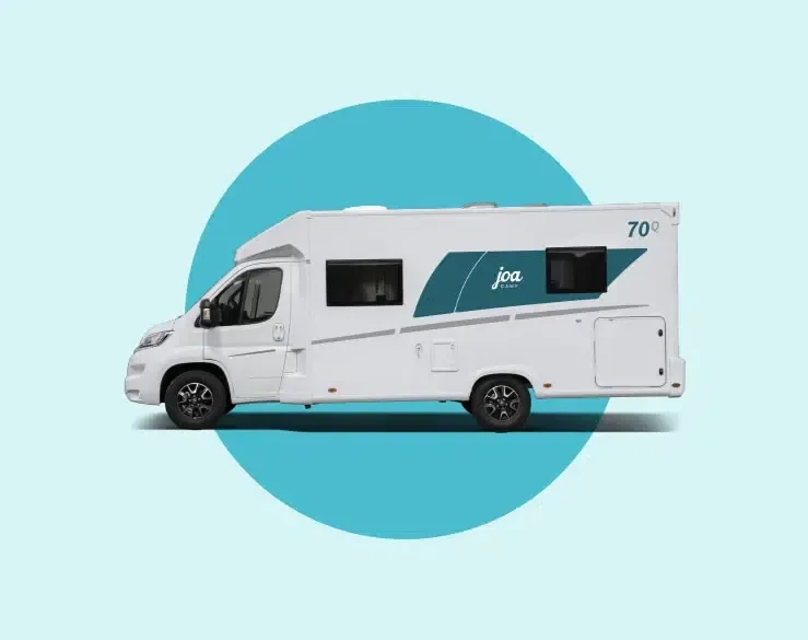 Joa Camp Teilintegrierte 70Q auf weiß-blauem Hintergrund, Seitenansicht des Wohnmobils