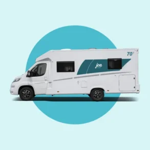 Joa Camp 70T Wohnmobil als Seitenansicht vor hellem Hintergrund