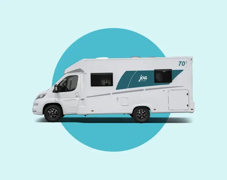 Joa Camp 70T Wohnmobil als Seitenansicht vor hellem Hintergrund