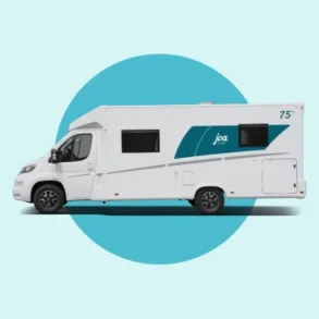 Seitenansicht des Joa Camp Teilintegrierten 75T Wohnmobils vor blauem Hintergrund.