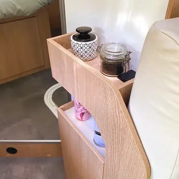 Regal mit Gläsern und Behältern im Wohnbereich eines Joa Camp Teilintegrierten 75T Wohnmobils