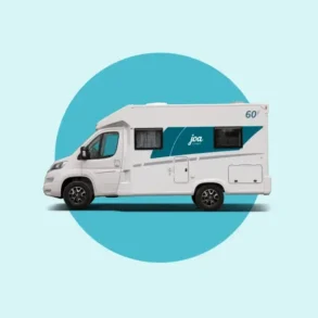 Seitenansicht des Joa Teilintegrierter 60F Reisemobils auf hellem Hintergrund