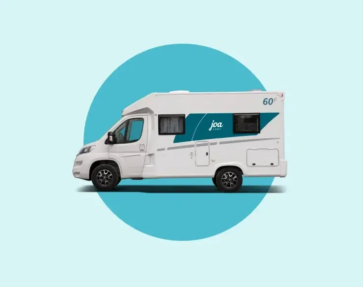 Seitenansicht des Joa Teilintegrierter 60F Reisemobils auf hellem Hintergrund