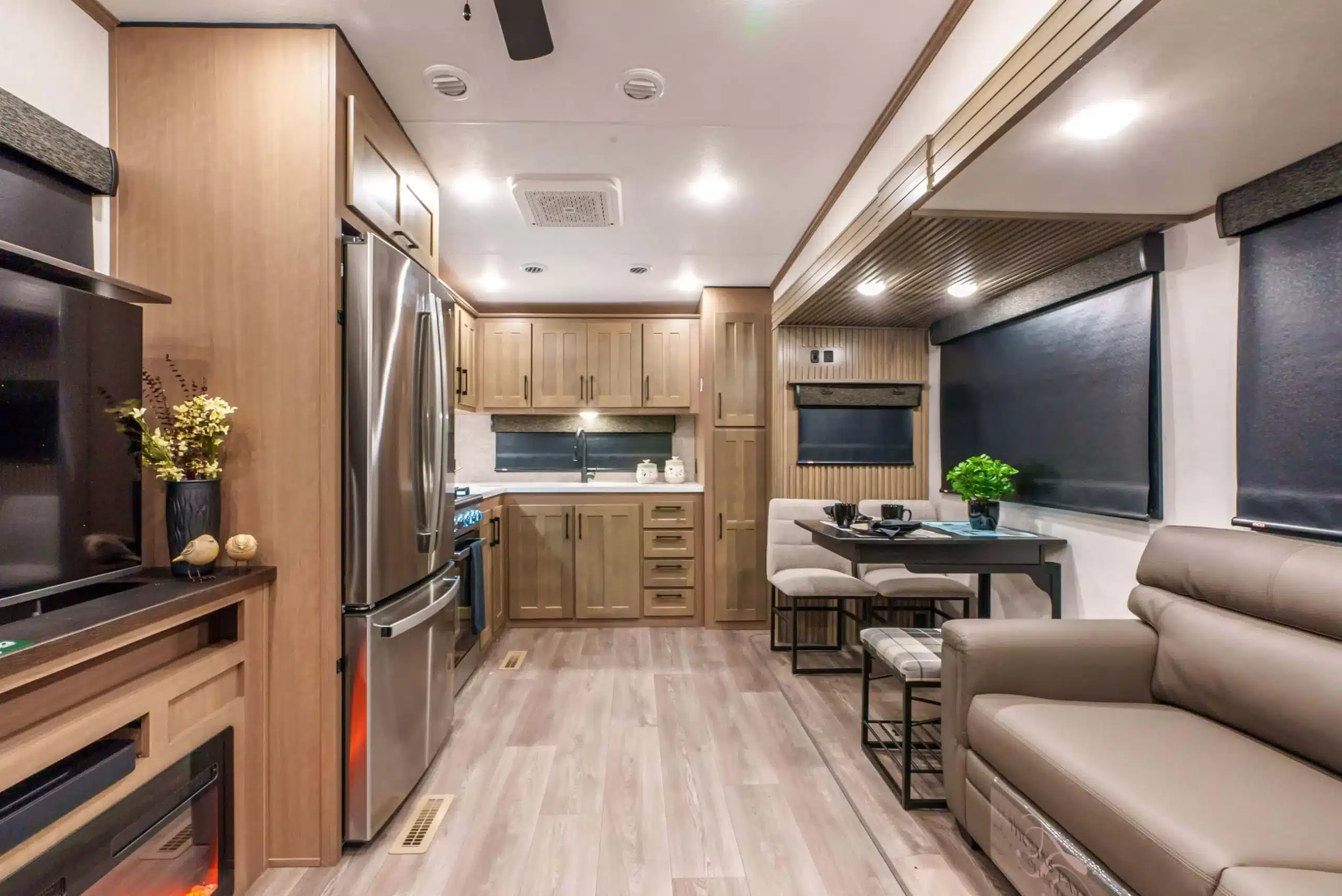 Innenraum eines KZ Durango Fifth Wheel mit moderner Küche, Sitzgelegenheiten und offenem Grundriss