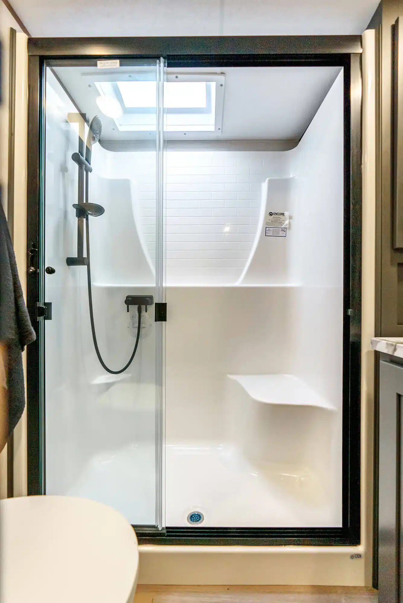 Duschkabine mit Glastür und Sitzbank im KZ Durango Fifth Wheel