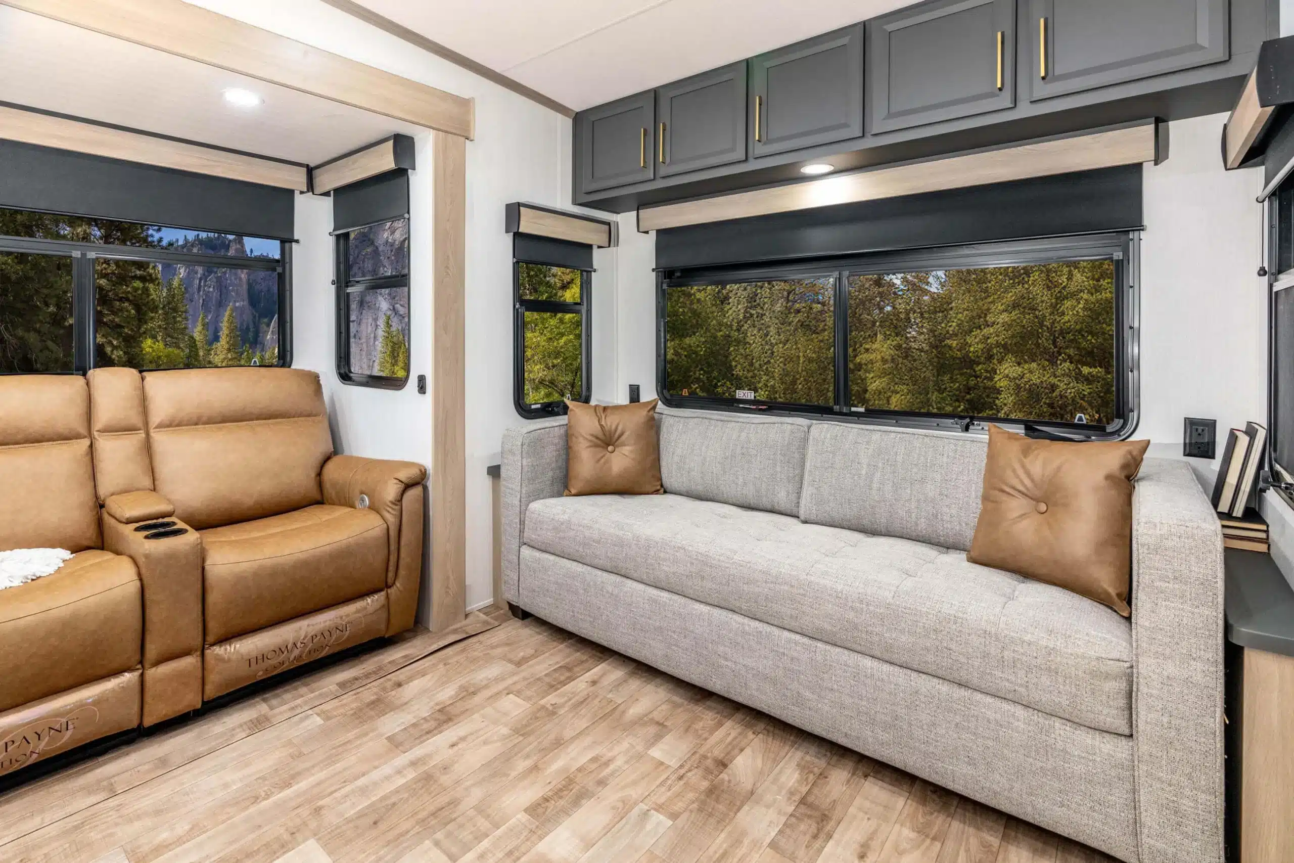Heller Wohnraum im Ridgeway Fifth Wheel Wohnwagen mit Ledersofa, Stoffsofa, Fenstern und Oberschränken