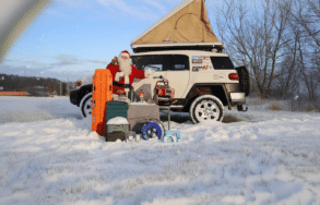 Bild zeigt den Weihnachtsmann mit den 14 Geschenken.