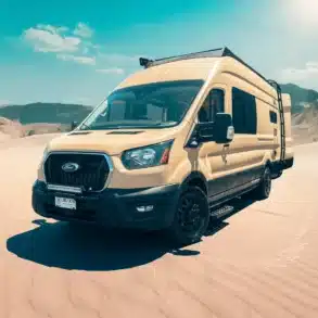 Lonely Cactus 2 Campervan auf Ford Transit 148'' EXT High Roof im Wüstensand, Frontansicht.