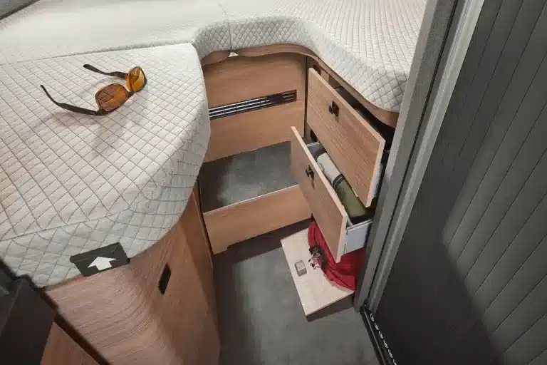 Stauraum unter dem Heckbett mit offenen Schubladen im Malibu Relax Kastenwagen