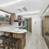 Innenansicht eines MPG 2400PD Travel-Trailers mit Küche, Essbereich, Sofa und hellen Holzmöbeln.