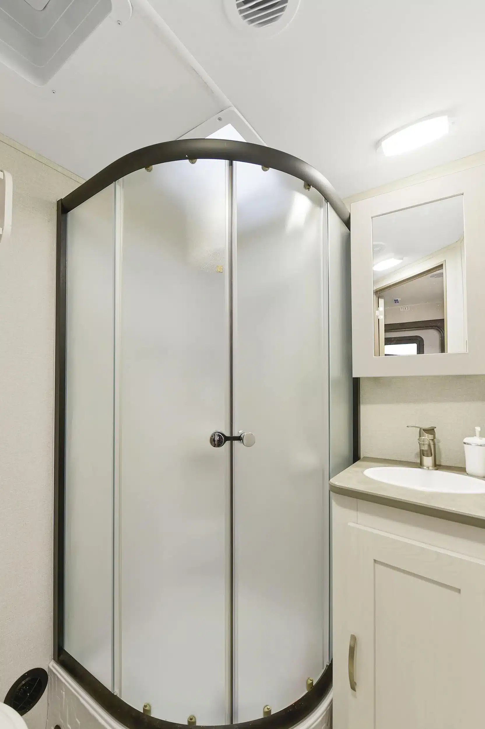 Duschkabine und Waschbecken im Badezimmer eines MPG 2400PD US-Travel-Trailers