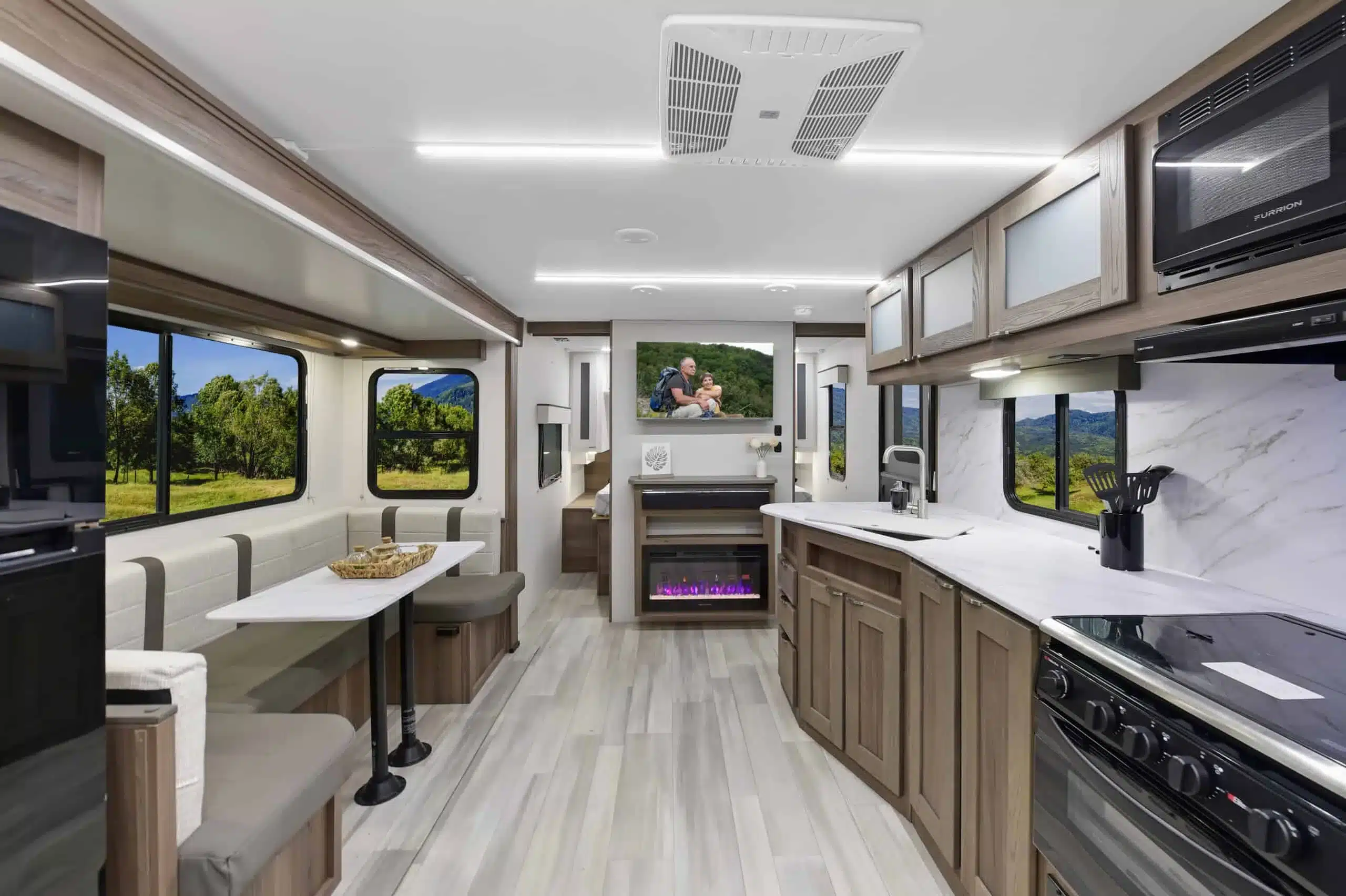 Innenansicht des MPG 2520BH Travel Trailers mit Küche, Sitzgruppe und viel Tageslicht