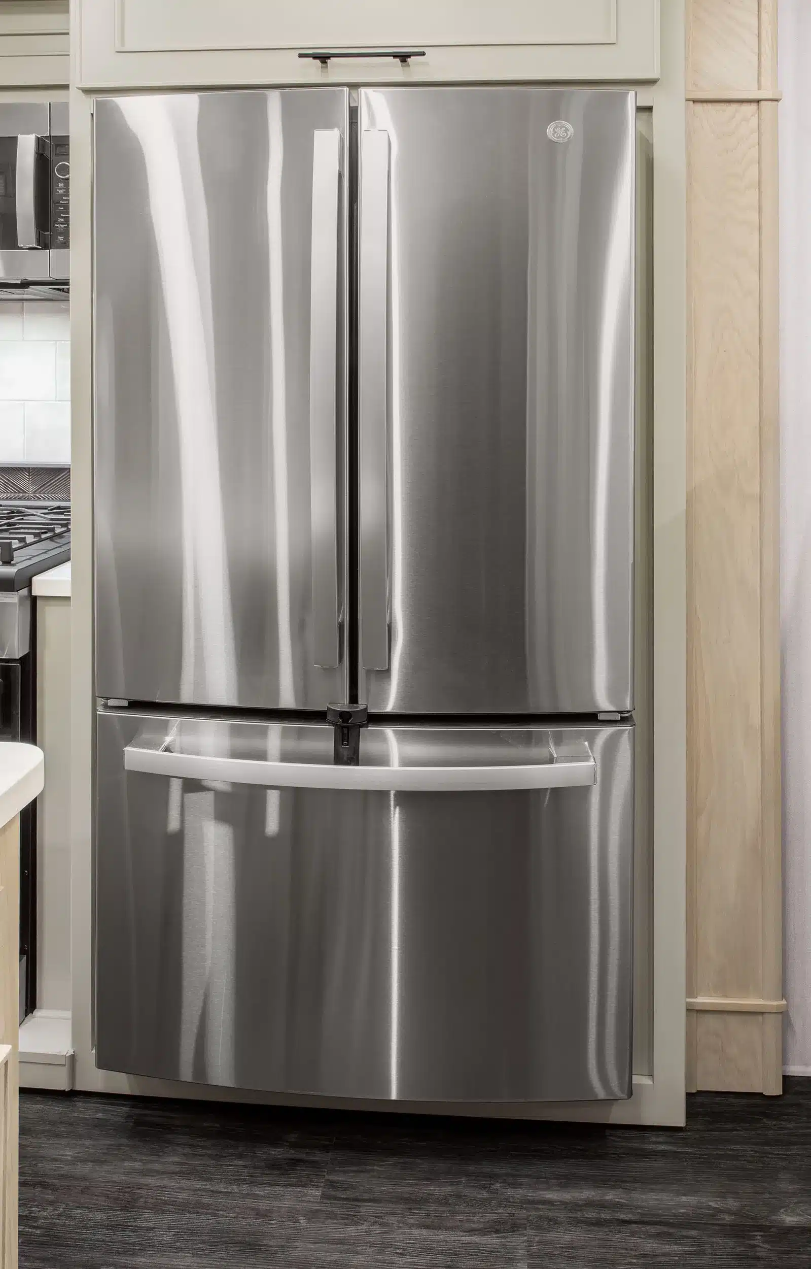 Großer Edelstahl-Kühlschrank mit französischen Türen in einer modernen Wohnmobilküche