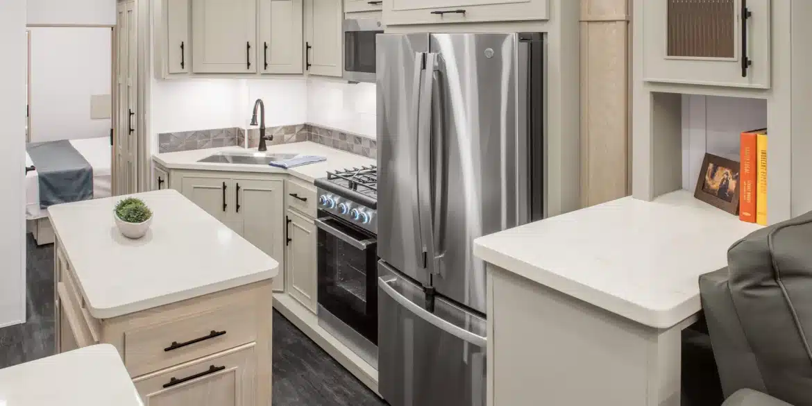 Moderne Küche mit Edelstahl-Kühlschrank und Gasherd im Innenraum des Wohnaufliegers MS Nashville von DRV Suites.