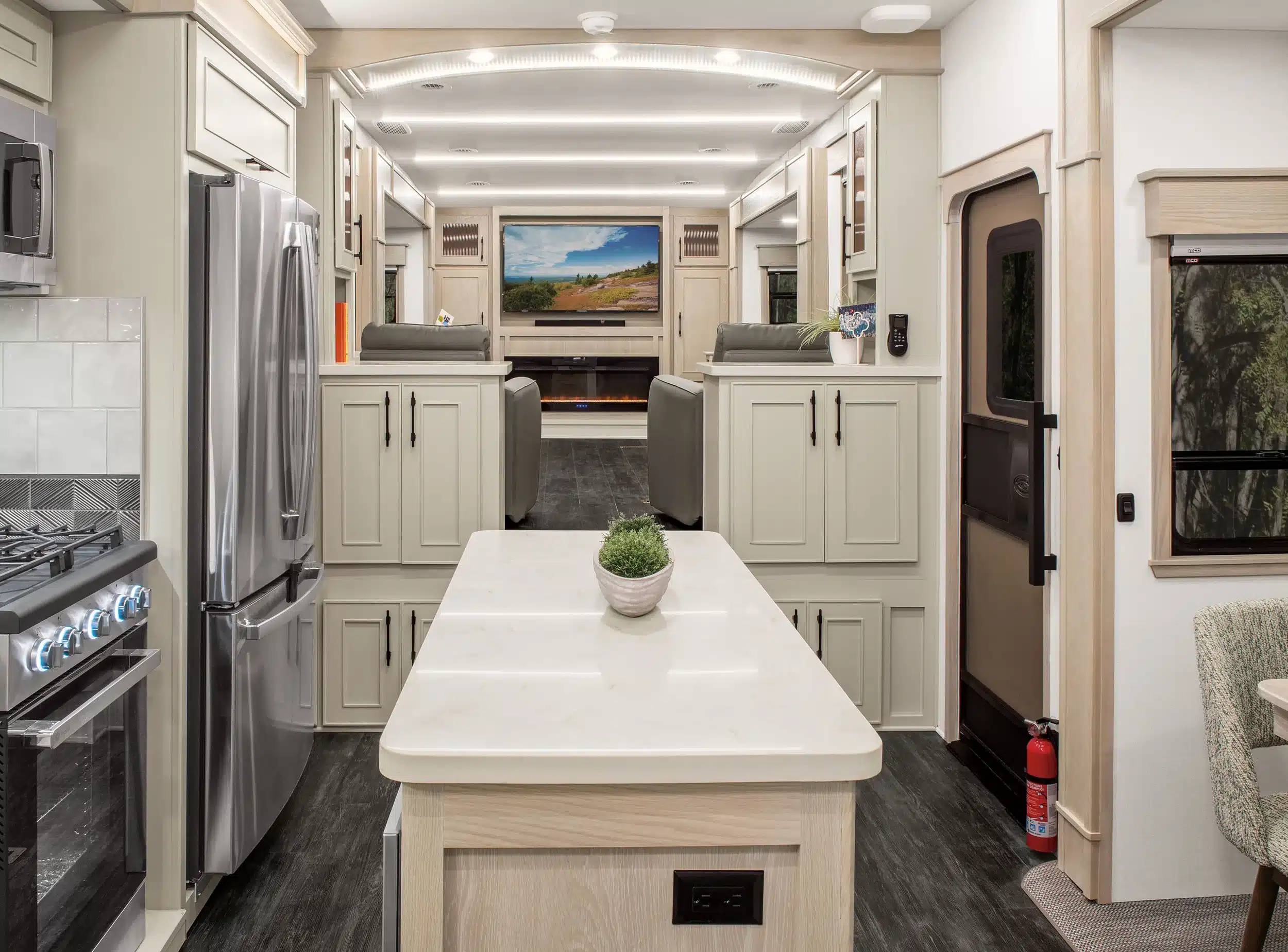 Innenansicht der MS Nashville mit hochwertiger Küche, Edelstahl-Kühlschrank, Gasherd und großem Wohnbereich mit Fernseher.