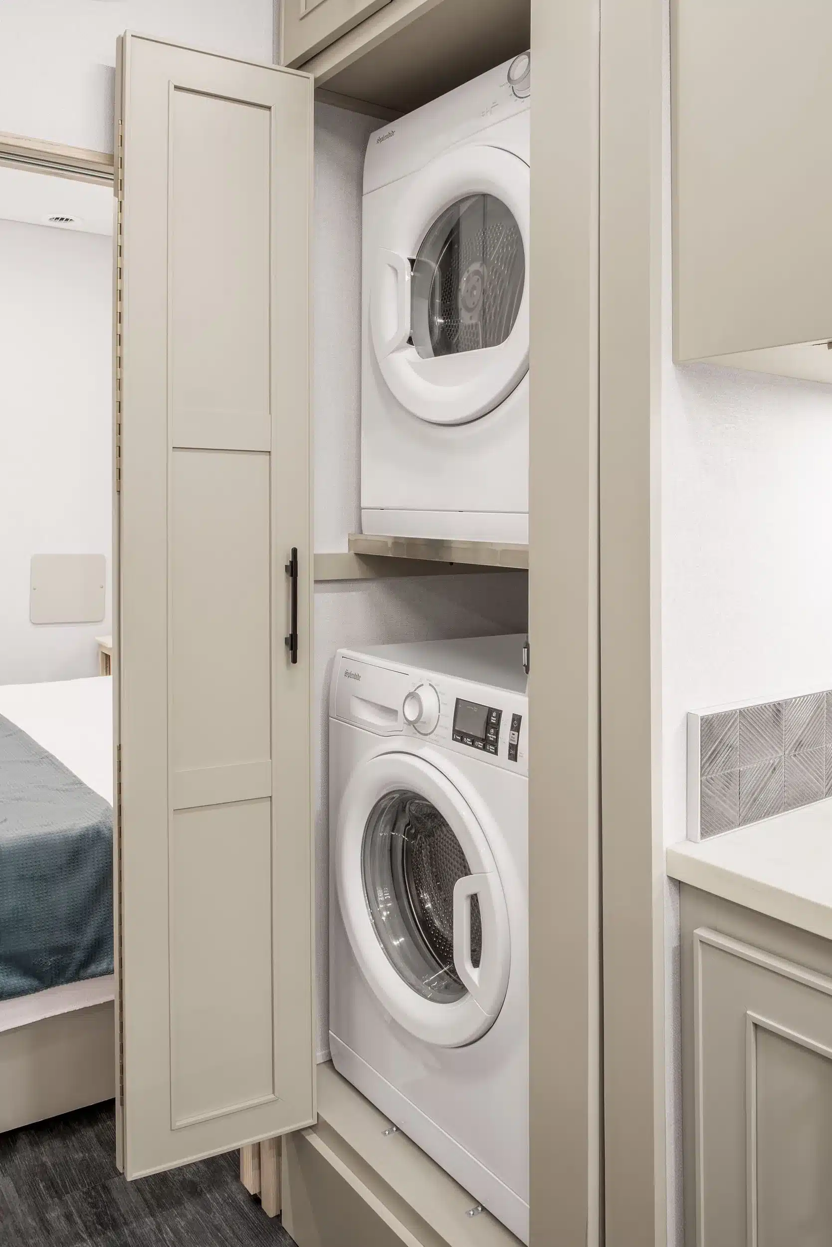 Stauraum mit Waschmaschine und Trockner im Inneren des US-Luxusliners MS Nashville