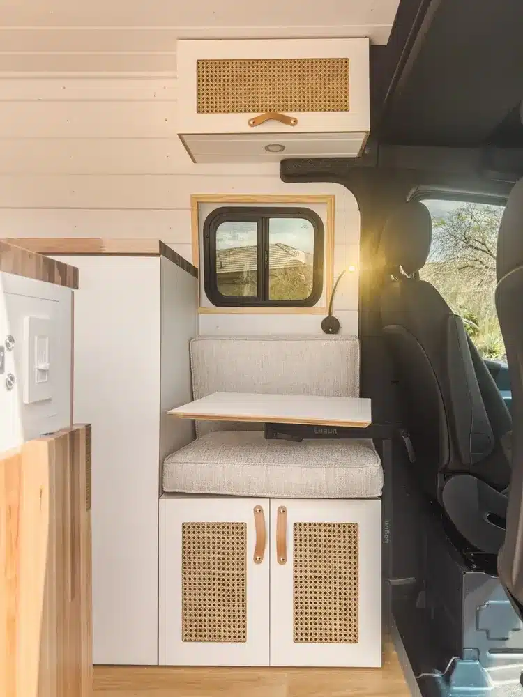 Individuell ausgebauter Innenraum eines Mercedes-Benz Sprinter 144 mit Sitzbank, Lagun-Schwenktisch und Möbeln mit Cane Webbing