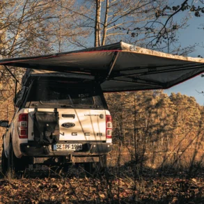 270-Grad-Markise freitragend am Ford Ranger Pickup auf Campingplatz im Wald