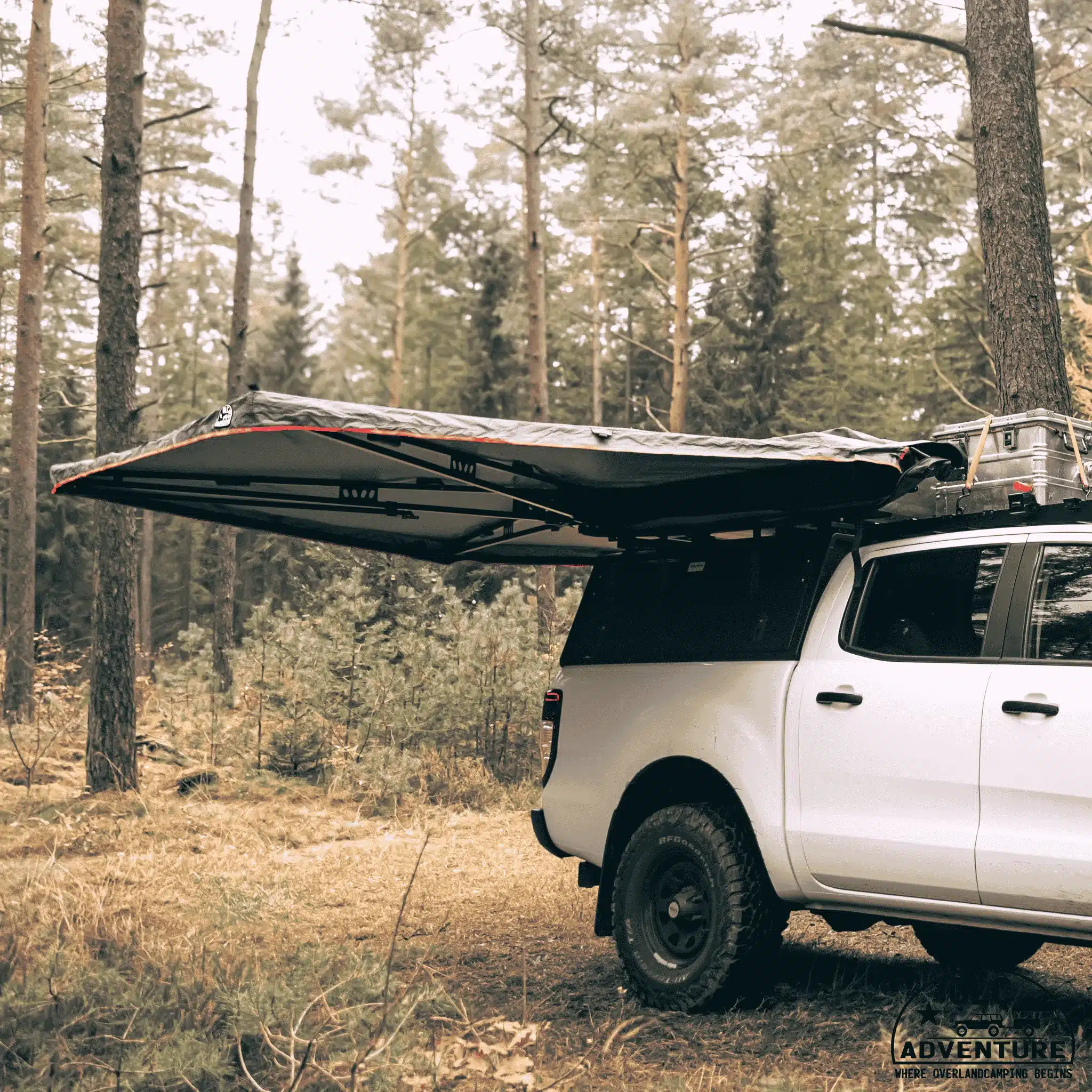 270 Grad Markise freitragend 2024 am weißen Fahrzeug im Wald montiert, seitlich ausgeklappt.