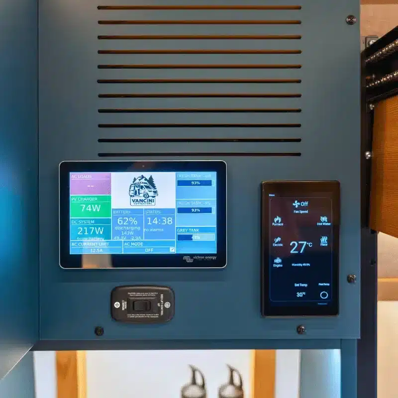 Bedienpanel mit Display für Strom und Heizung im Driftwood Mercedes Sprinter Van.