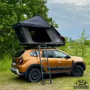 OLC140ALU 2.0 Dachzelt in aufgeklapptem Zustand auf einem orangefarbenen SUV mit Leiter im Freien