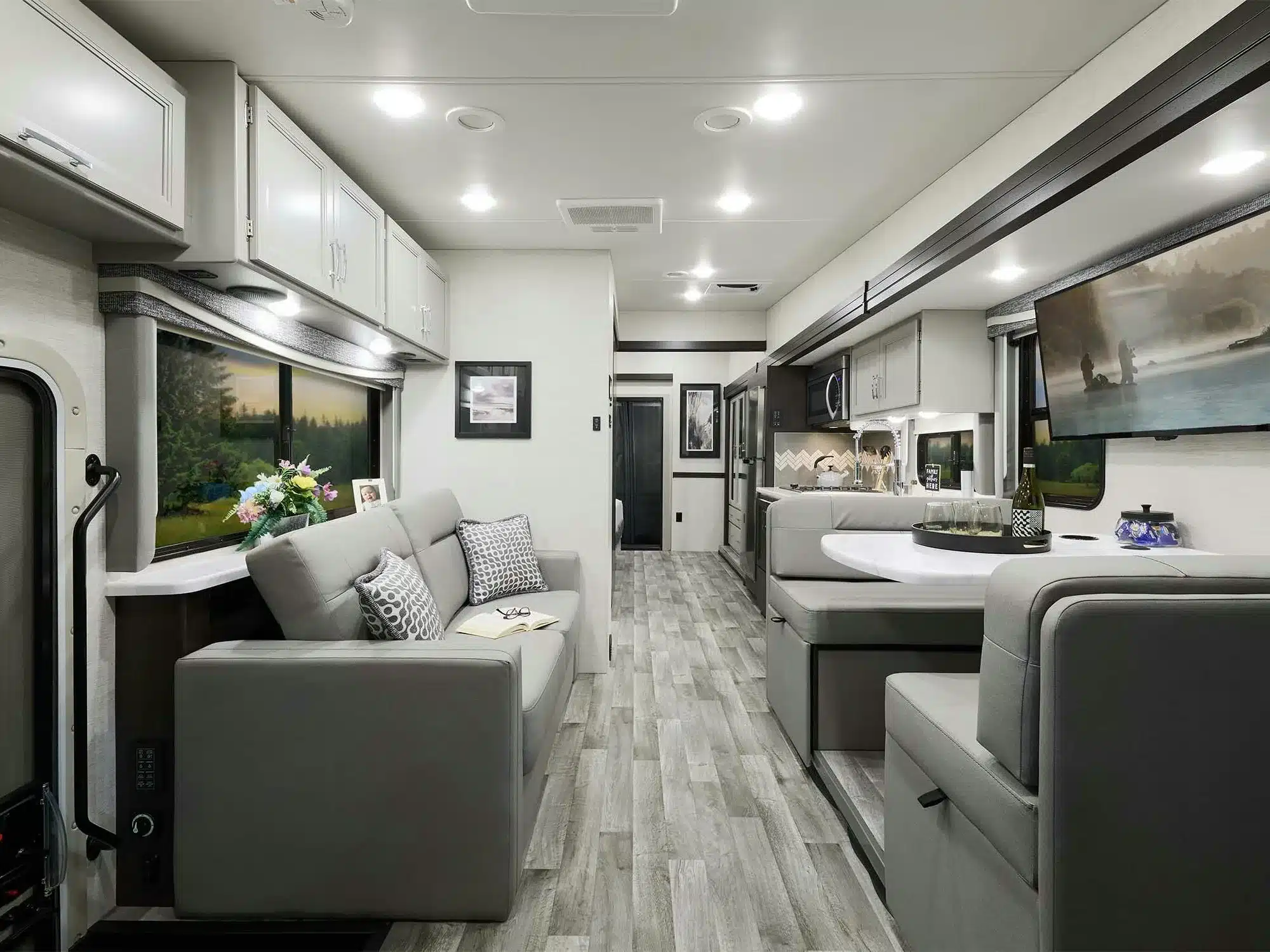 Hochwertig ausgestatteter Innenraum eines großen Motorhomes mit Wohn- und Essbereich, typisch für die Outlaw Wild West Edition.