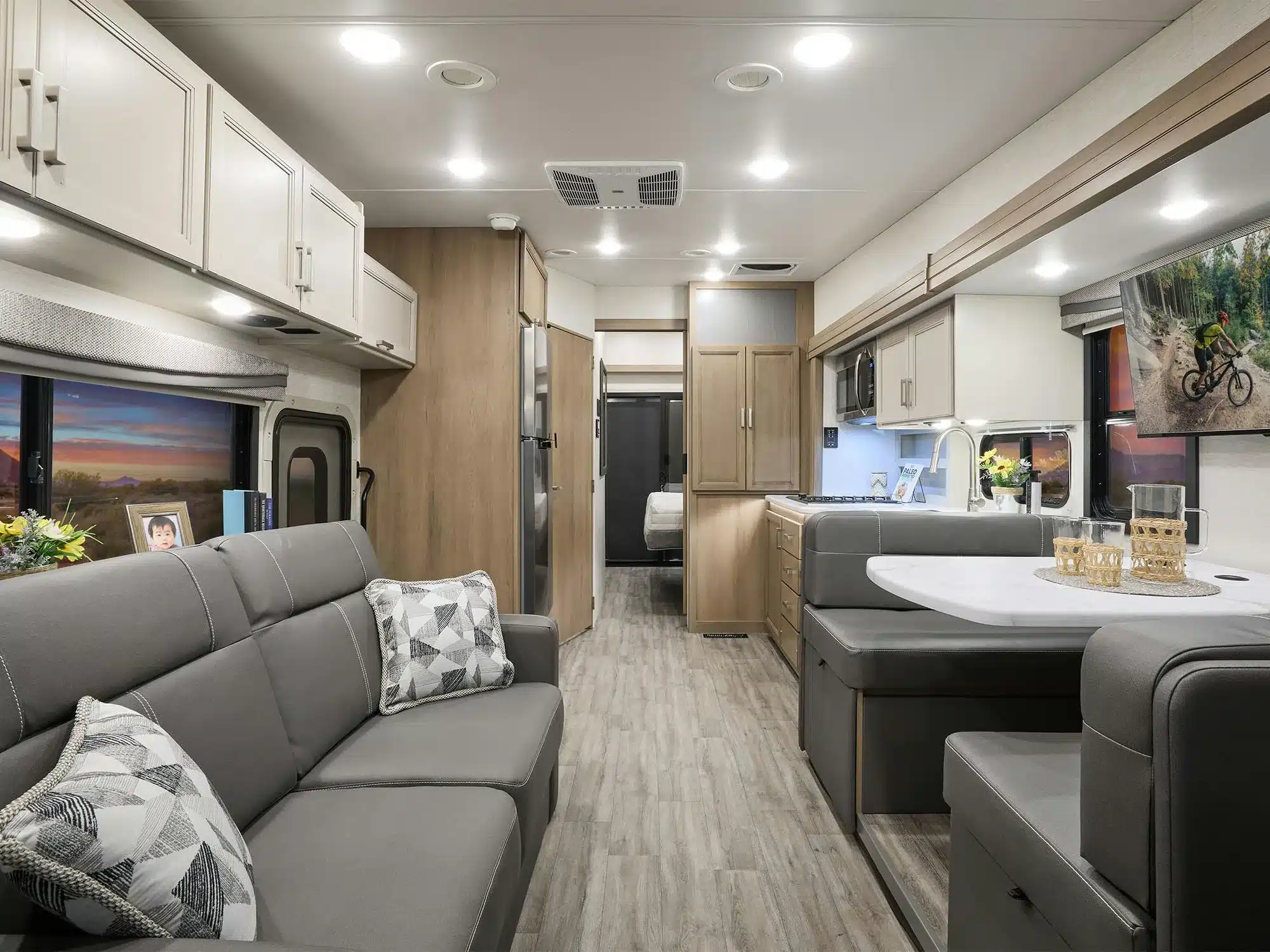 Geräumiger Innenraum eines Outlaw Wild West Edition Motorhomes mit Sitzgruppe, Küche und Blick zum Schlafzimmer