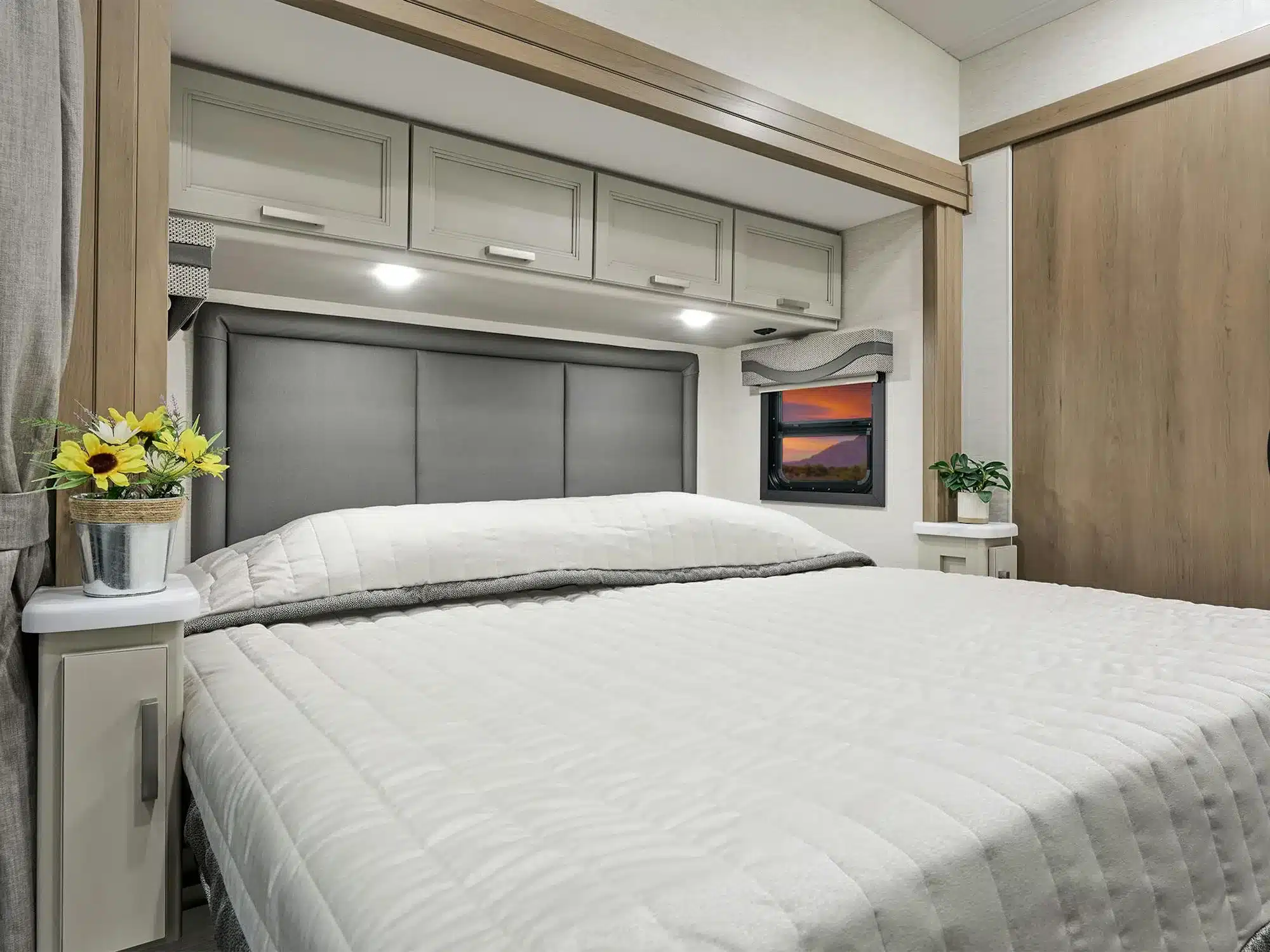 Schlafzimmer mit großem Bett und Stauraum im Outlaw Wild West Edition Motorhome