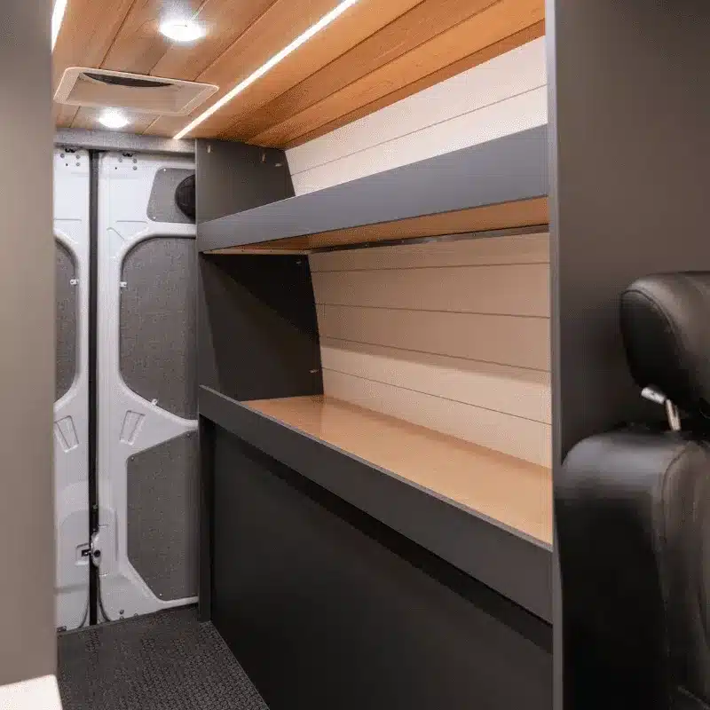 Innenraum des Outreach Vans mit offenem Regal und Stauraum, modern beleuchtet und flexibel nutzbar.
