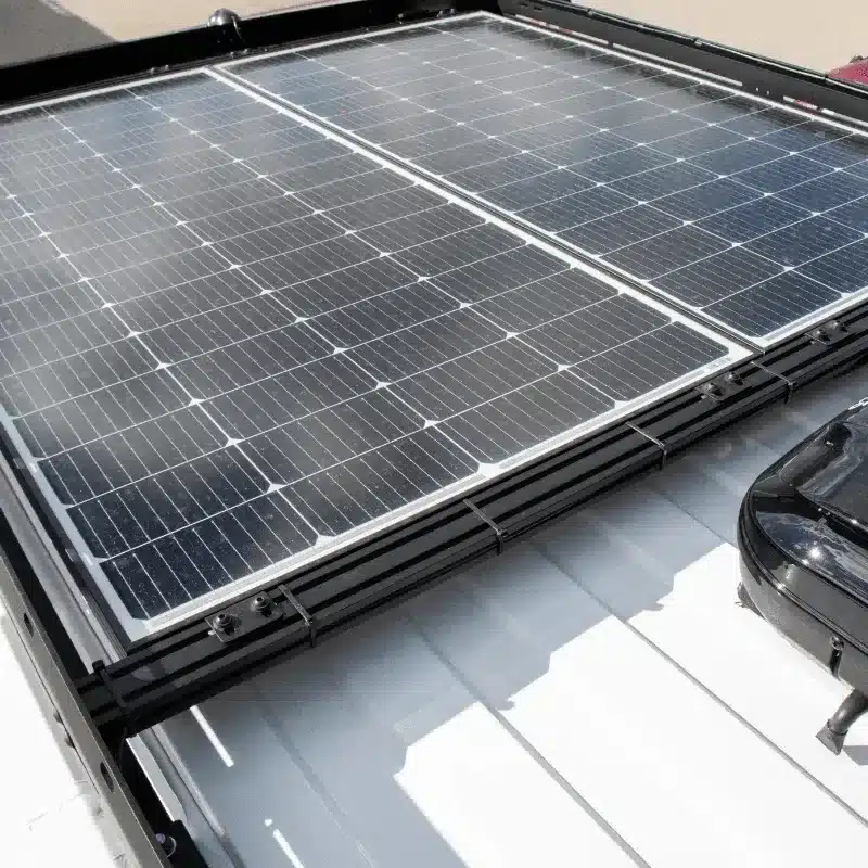 Solarmodule auf dem Dach eines Ram Falls Campervans für unabhängige Stromversorgung