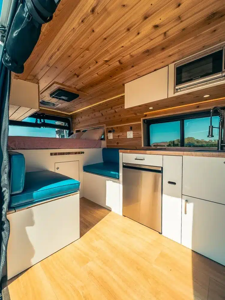 Innenausbau eines RAM Promaster 2500 Campervan mit Küchenzeile, Sitzbank und Holzdecke